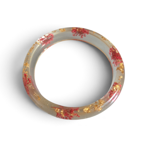 Armband gedroogde bloemen epoxy rood en goud – zijaanzicht