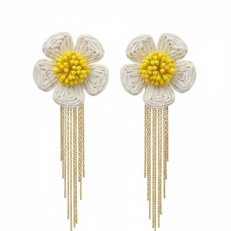 Madelief oorbellen paar met gouden fringe