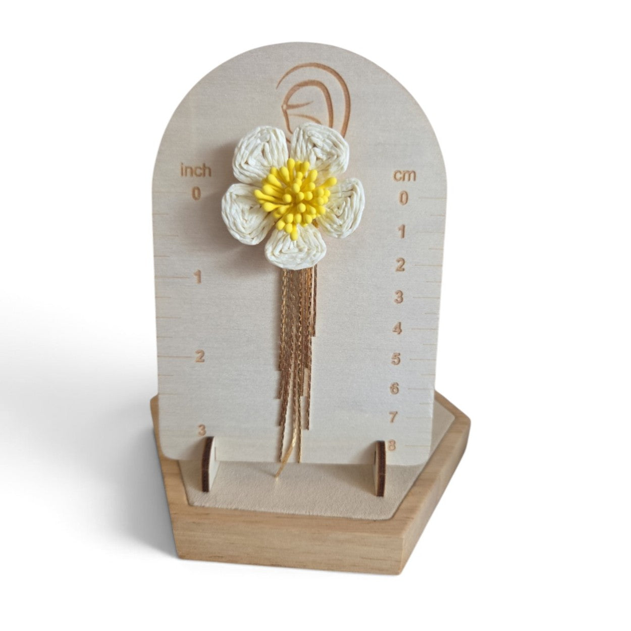 Madelief oorbel met gouden fringe - lengte weergave