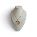 Statement ketting spiraal goud – op halsbuste