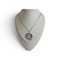 Statement ketting spiraal zilver – op halsbuste